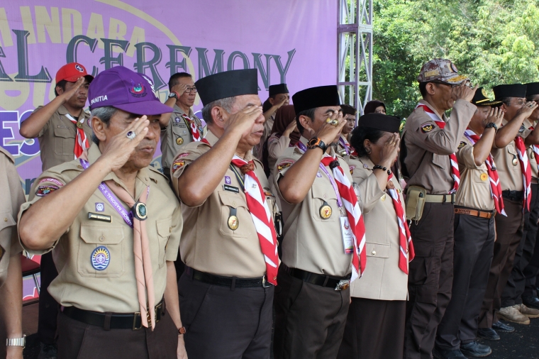 Di antara penerima manik kayu, termasuk Kak Joko Mursitho, mantan Kepala Pusat Pendidikan dan Pelatihan Gerakan Pramuka tingkat Nasional (paling kiri). (Foto: ISJ)