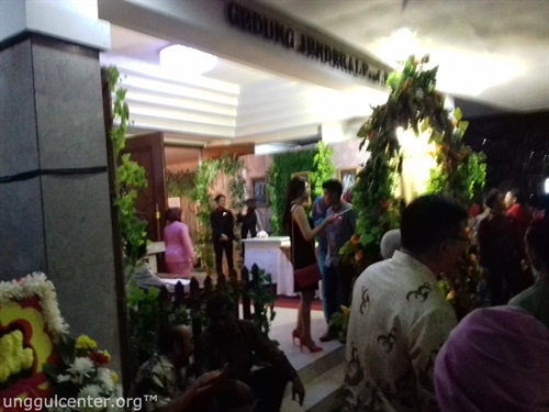 Hijau, kayu-kayu cokelat menunjukkan suasana