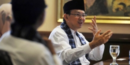 Wakil Gubernur DKI Jakarta, Basuki Tjahaja Purnama, saat berkunjung ke Redaksi Harian Kompas untuk bersilaturahim sekaligus menyampaikan sosialisasi program kerja Kantor Harian Kompas di Palmerah, Jakarta, Jumat (10/5/2013). | KOMPAS/IWAN SETIYAWAN