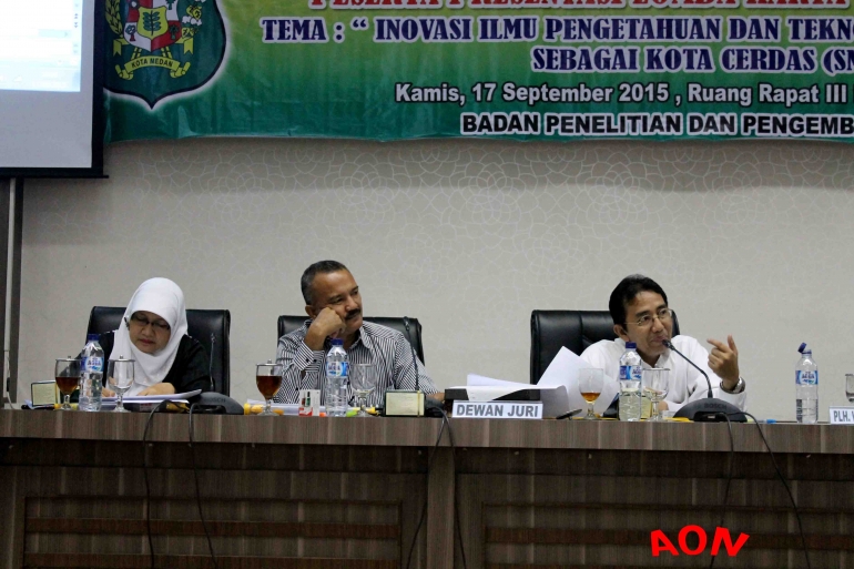 Dewan Juri memberikan pengarahan sebelum presentasi para peserta yang lolos Lomba Karya Tulis Ilmiah Kota Medan 2015 sumber : dokpri