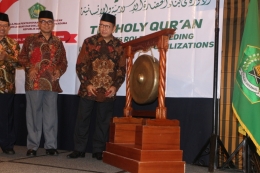MEnteri Agama Lukman Hakim Saifuddin memukul Gong simbol dimulainya Seminar Internasional Mushaf al-Qur'an