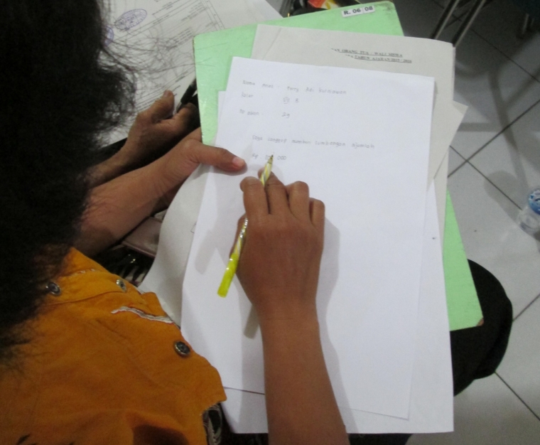 Salah satu orang tua siswa menulis kesanggupan sumbangan