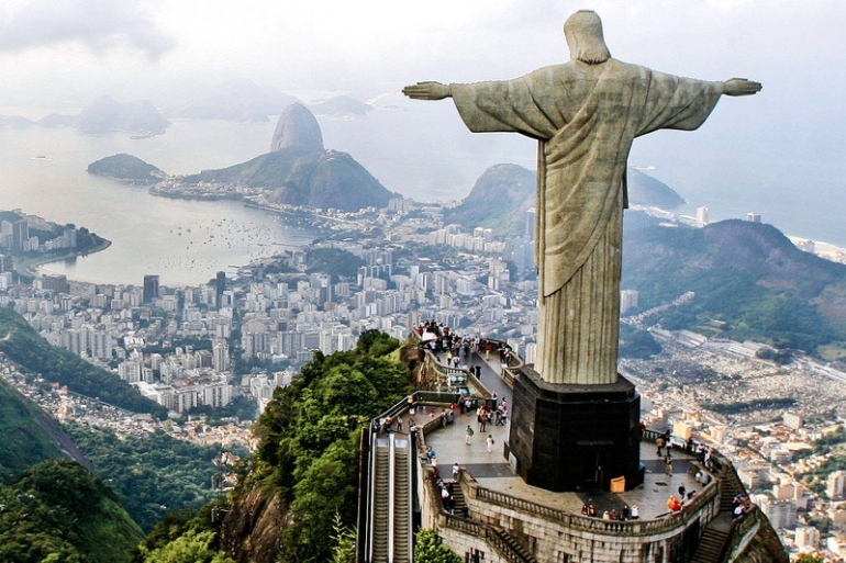 Penampakan Patung Yesus dan Rio's Bay (Foto: Kirilos/atlasofwonders.com)