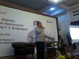  Prof. Dr. Bambang P. S. Brodjonegoro, Menteri PPN/Bappenas, sedang memaparkan tentang perencanaan pembangunan nasional di depan kompasianer. (sumber : dokumen pribadi)