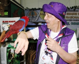 Bermain bersama burung di arena pengenalan satwa di salah satu booth di arena Jamnas X-2016. (Foto: ISJ)