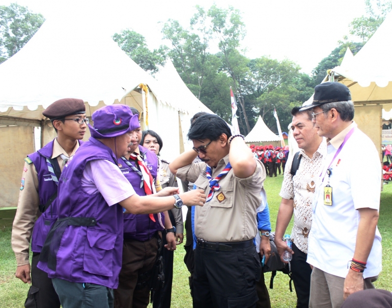 Saya menyerahkan setangan leher Indonesia Scout Journalist kepada Ketua Kwarnas, Kak Adhyaksa Dault. (Foto: ISJ)