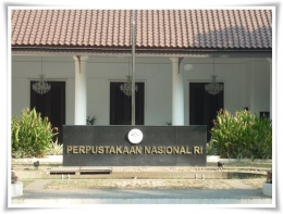 Perpustakaan Nasional di Jalan Medan Merdeka Selatan (Sumber: coretanlepas.wordpress.com) 
