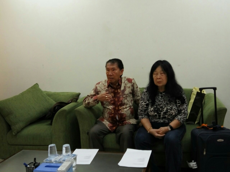 Dua master Reiki, yang juga sepasang suami istri Tjiptadinata dan Roselina Tjiptadinata Effendi berbagi ilmu manfaat Terapi Diri dengan Bioenergi (foto:dokpri)