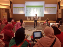 Bambang Trim memberikan pelatihan menulis headline di hadapan peserta pelatihan menulis yang terdiri dari Komunitas Bunda serta anggota Kompasiana. (foto: twitter Cipika Bookmate)