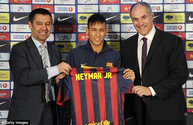 Neymar saat diperkenalkan sebagai pemain anyar Barcelona (Getty Images)