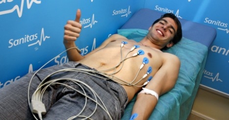 Kaka menjalani tes medis saat pindah dari AC Milan ke Real Madrid (Dailymail.co.uk)