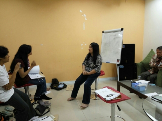 Oma Roselina Tjiptadinata memberikan penjelasan sebelum latihan terapi diri dilakukan (foto:dokpri)