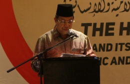 Prof. Dr. KH. Sayyid Aqil Husein AL-Munawar membacakan Rekomendasi Seminar.