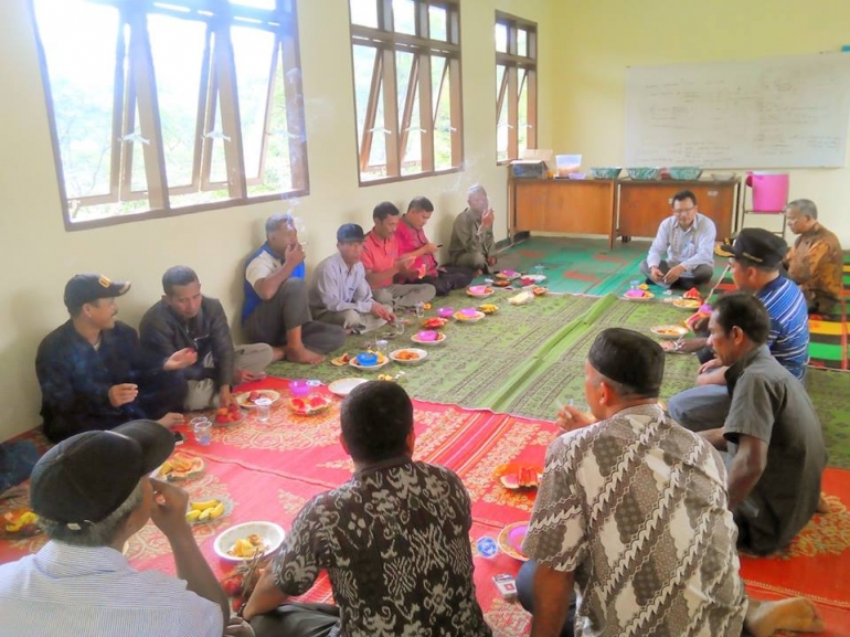 Gambar 2, Melalui pertemuan seperti ini, Mulyadi menjalin keakraban dengan para aparat desa di wilayah binaannya (Doc. FMT)