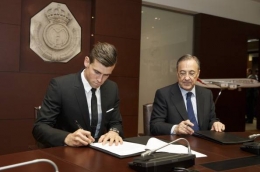Gareth Bale saat menandatangani kontrak di Real Madrid (Sportskeeda.com)