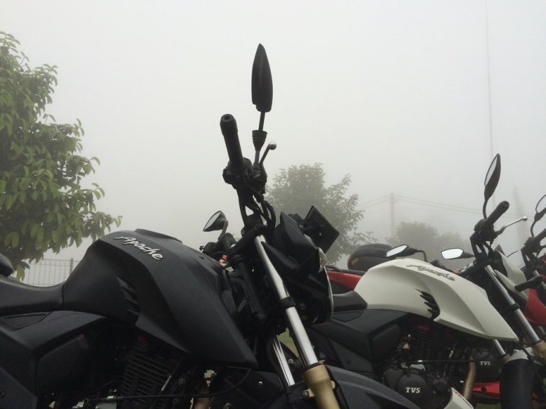 TVS Apache RTR 200 4V berselimut kabut di bukit Wanayasa Purwakarta (dokpri)