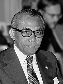 Profesor Widjojo Nitisastro, guru besar ekonomi Universitas Indonesia yang pernah menjabat sebagai Kepala Bappenas selama dua periode berturut-turut, 1973-1983. (foto sumber: commons.wikimedia.org)