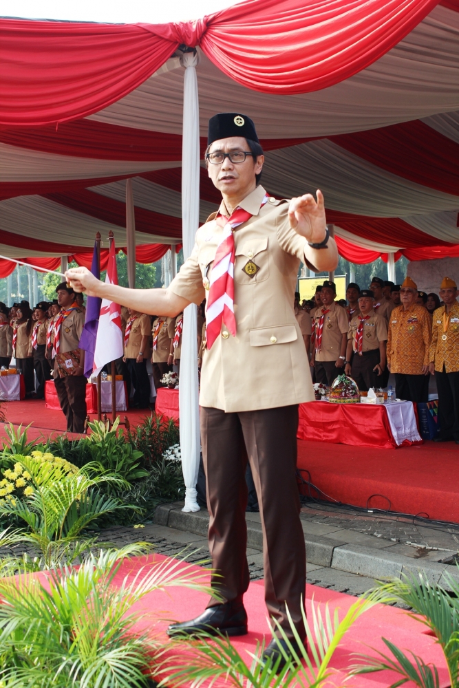Penuh semangat, Addie MS memimpin dua lagu di peringatan Hari Pramuka ke-55 tingkat DKI Jakarta. (Foto: R. Andi Widjanarko, ISJ)
