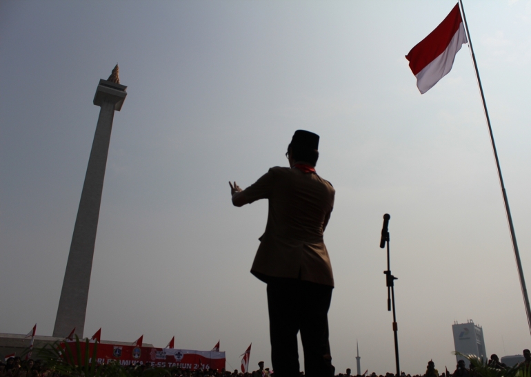 Di lapangan Monumen Nasional, Addie MS memimpin 40.000 Pramuka DKI Jakarta bernyanyi bersama. (Foto: R. Andi Widjanarko, ISJ)