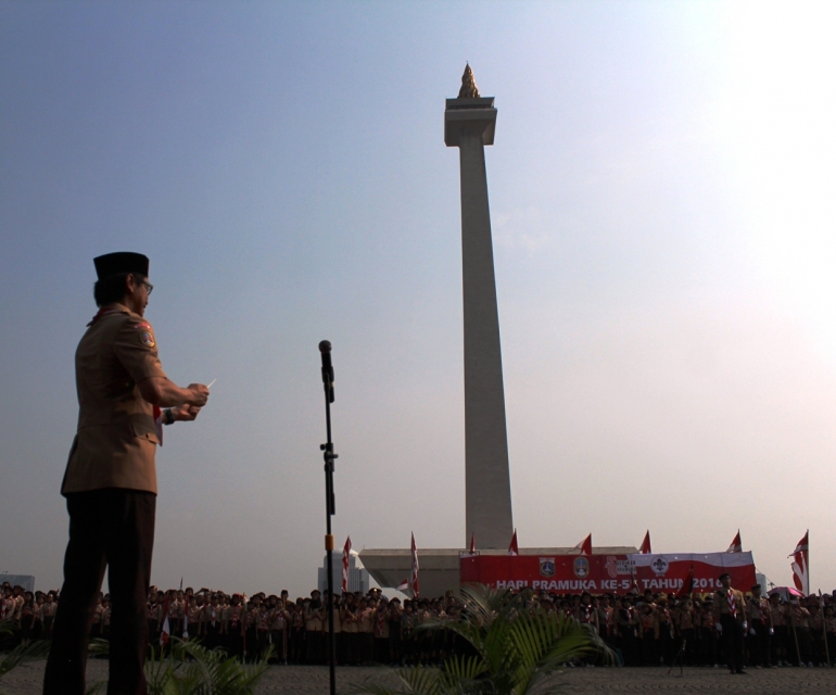 Addie MS menjadi dirigen musik untuk 40.000 Pramuka DKI Jakarta. (Foto: R. Andi Widjanarko, ISJ)