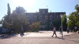 Biara Fransiskan setelah rubuhnya pohon pinus.