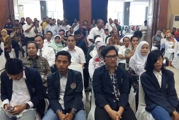 Lebih dari 1.000 warga hadir di Kongres Rakyat Banten (KRB). Berbagai elemen warga terwakili. Antara lain, tokoh adat, tokoh budaya, tokoh agama, tokoh akademisi, termasuk juga kalangan mahasiswa. Bahkan, sejumlah mahasiswa asal Banten yang tengah studi di berbagai kota di tanah air, turut hadir. Foto: isson khairul