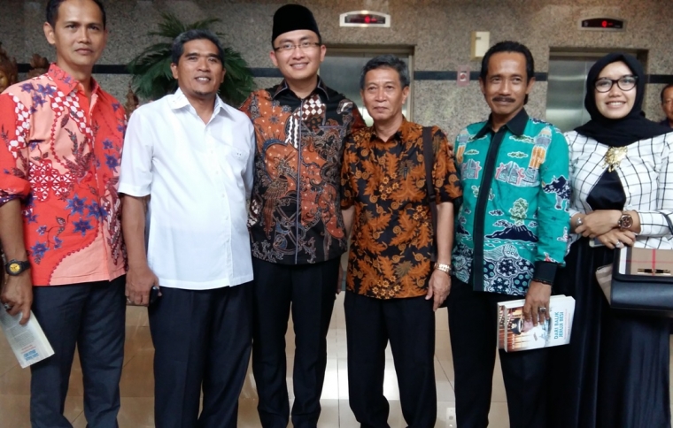 Warga yang hadir di Kongres Rakyat Banten (KRB), bukan hanya berdialog, tapi juga berfoto bersama dengan calon pemimpin mereka. Interaksi ini adalah bagian dari upaya membangun kerukunan dalam keberagaman. Andika Hazrumy (pakai peci) diapit dua Kompasianer: Sutisna Abas (kiri) dan Kang Nasir (kanan). Foto: isson khairul