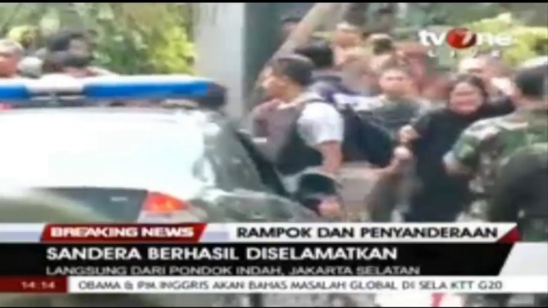 Siaran langsung televisi menyairkan suasana di depan rumah penyanderaan di Pondok Indah, Jakarta Selatan (Sumber: youtube.com)