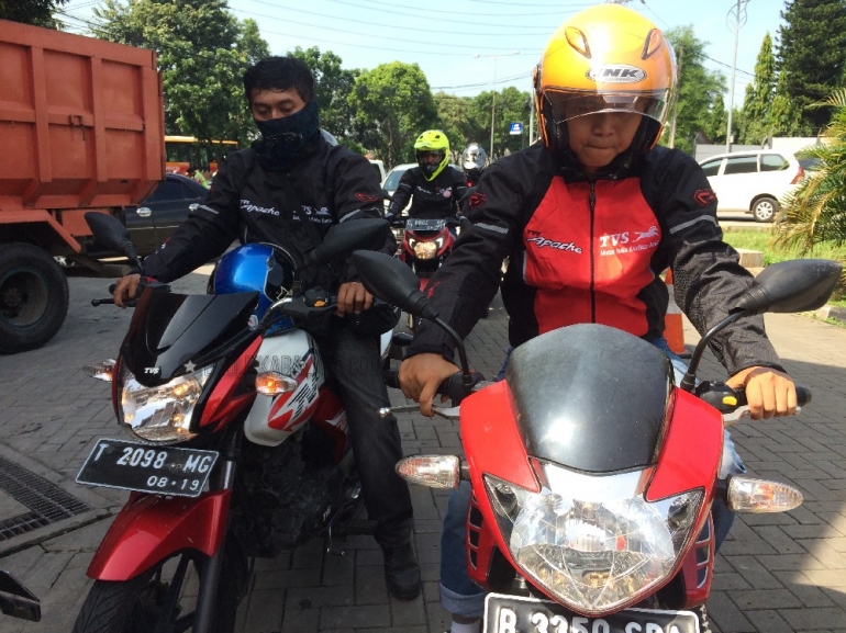 Peserta TVS Joy Ride Kompasiana sedang mengantre isi bensin (dokpri)