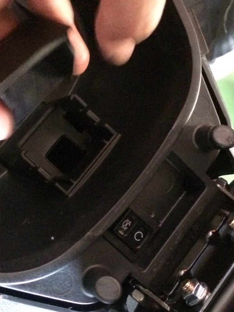 Secret Button, saklar ON OFF TVS Rockz 125cc yang berada di bawah jok (dokpri)