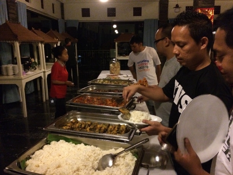 Dinner bersama komunitas motor TVS di Purwakarta (dokpri)
