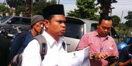 Koordinator aksi, yang mengaku ditunjuk Forum RT/RW se-Jakarta Timur, Anas Saibu saat diwawancarai awak media di TPU Kebon Nanas, Jatinegara, Jakarta Timur terkait undangan terbuka menolak kehadiran Ahok pada peresmian RPTRA di Rusun Cibesel. Selasa (23/8/2016)