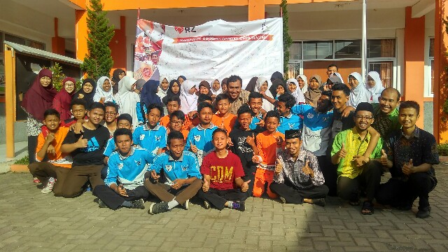 Foto bersama setelah peluncuran Gerakan Cinta Sekolah Smp Juara Bandung 