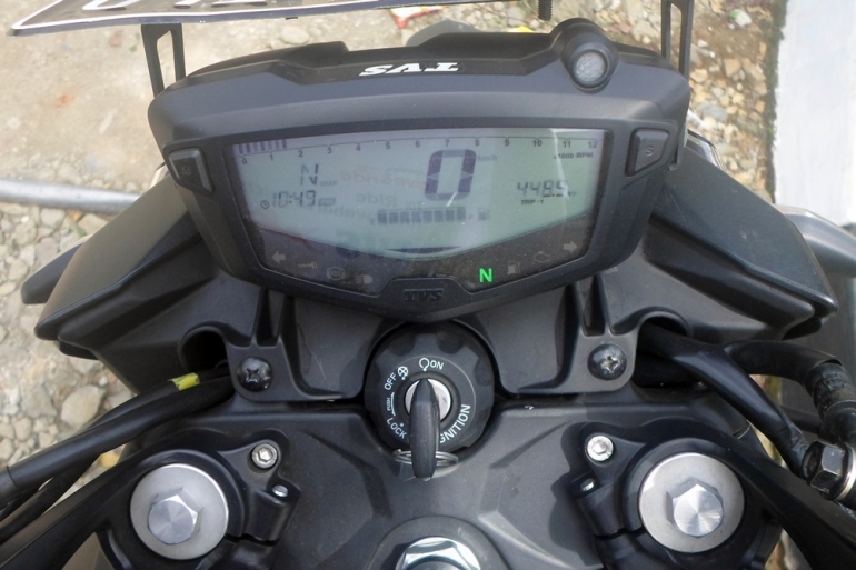 Speedometer nya komplit! Sekomplit paket nasi goreng spesial, hahahaa