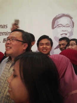 Pak menteri Bambang diantara kepungan Blogger, tetap full senyum(dkopri)
