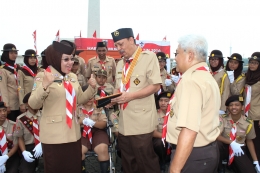 Ketua Kwarda DKI Jakarta, Kak Sylviana Murni (kiri) tampak gembira menerima badge dan nomor ID Indonesia Scout Journalist. (Foto: R. Andi Widjanarko, ISJ)