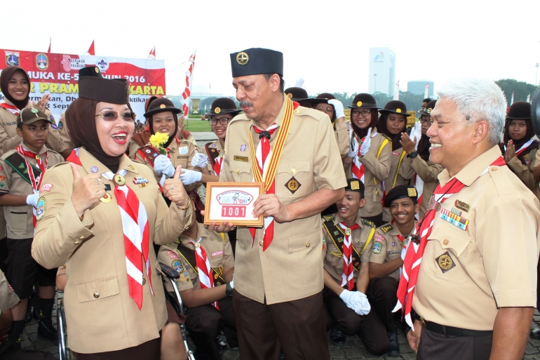 Badge dan nomor ID 1001 untuk Kak Sylviana Murni. (Foto: R. Andi Widjanarko, ISJ)