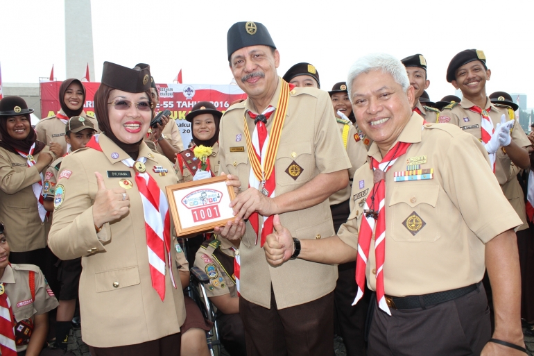 Foto bersama, Kak Sylviana Murni (kiri), penulis (tengah), dan Kak Triadi Suparta (kanan). (Foto: R. Andi Widjanarko, ISJ)