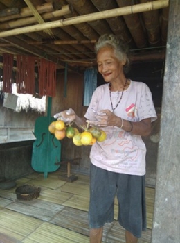Dengan senyum ramah seorang ibu melayani kami membeli buah. Foto: Roman Rendusara