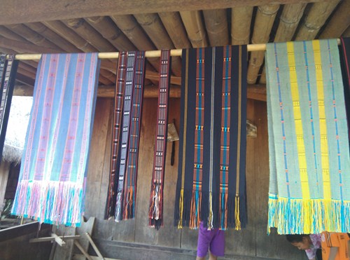 Beberapa lembar sarung hasil tenun ikat. Foto: Roman Rendusara