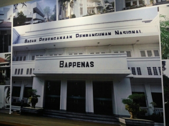 Gambar gedung Bappenas yang ada di dinding lorong menuju ruang pertemuan (dokpri)