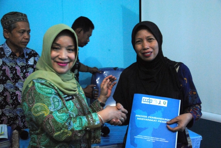 Ibu Kadis memberi sertifikat halal untuk kelompok perempuan pembuat abon tuna (foto: Kamaruddin Azis)