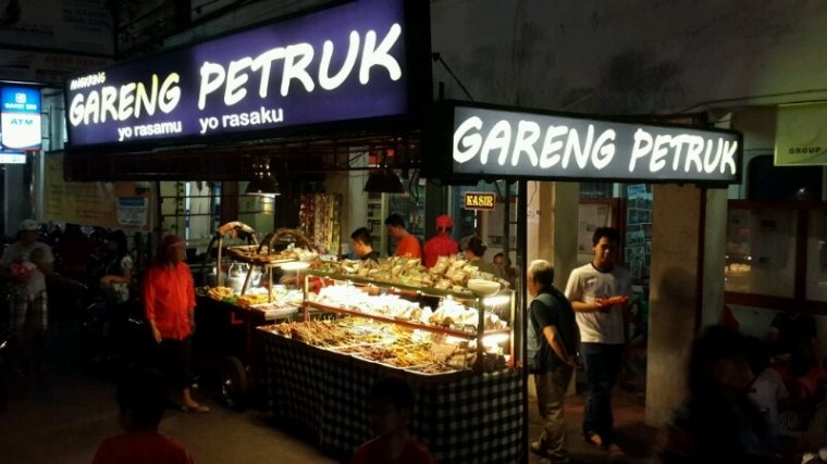 Angkringan Gareng Petruk (source: erlinaayu.com)