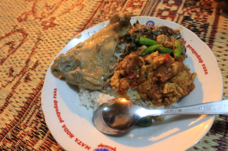 Nasi Gudeg di Gudeg Pawon (source: kembangsekawan.com)