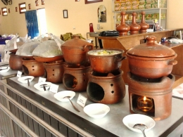 Sajian makanan di Niela Sari Resto (source: wisatakulinergunungkidul.wordpress.com)