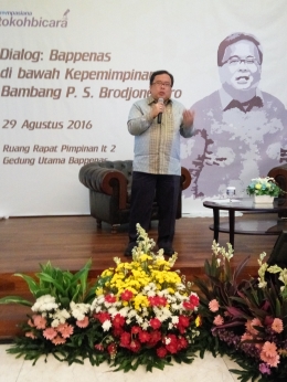 Menteri Bambang yang lugas memberikan penjelasan kepada kompasianer (foto:dokpri)