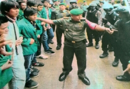 Mahasiswa, tentara dan polisi saat kedatangan Wapres Jusuf Kalla di Kampus Unand, Senin, 5 September 2016. (REPRO PADANG EKSPRES)