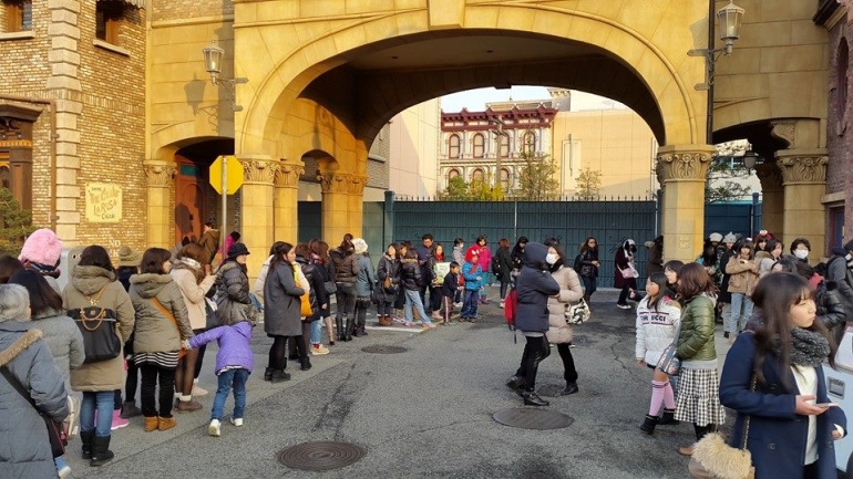 Antrian di sebuah toilet umum di Walt Disney Tokyo, Jepang, Desember 2014 (foto: milik penulis)