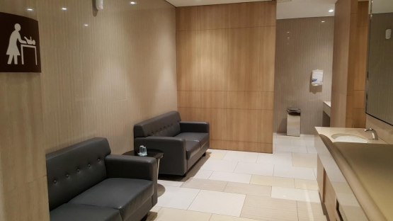 Ruang perawatan bayi di toilet Tunjungan Plaza 5, Surabaya (foto milik penulis)