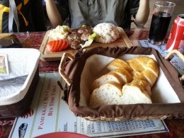 Roti khas Turki, yang selalu disediakan setiap saat. sebenarnya ini foto bukan saat sarapan, tapi roti untuk saarapan biasanya ya seperti ini